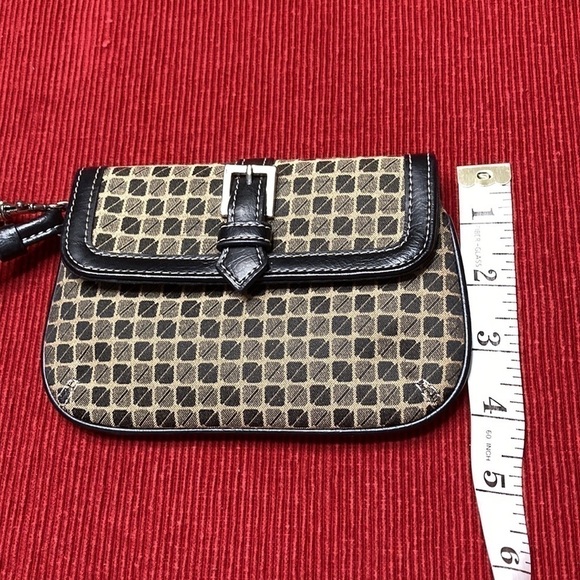 Patterned small wristlet. - Picture 5 of 9